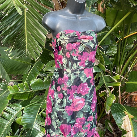 Lulu’s strapless dark floral trumpet gown - Picture 4 of 10